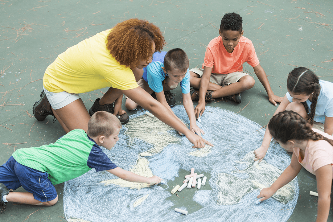 des enfants dessinent sur le sol.