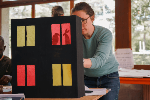 une personne construit un théâtre d'ombre