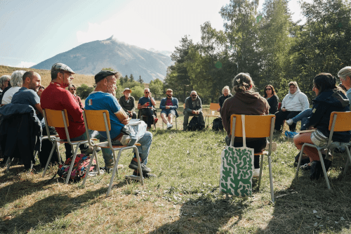 un groupe discute dans la nature