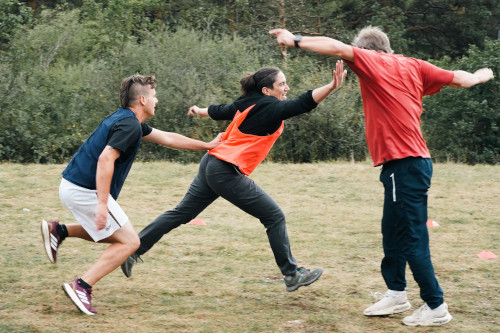 trois personnes font un jeu sportif